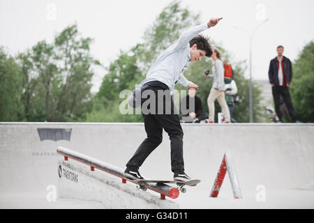 Moscou - 15 MAI 2016 : concours de skate de rue par Levi's et Traektoriya boardshop. Équitation patineurs skate park béton Sadovniki Banque D'Images