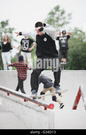 Moscou - 15 MAI 2016 : concours de skate de rue par Levi's et Traektoriya boardshop. Équitation patineurs skate park béton Sadovniki Banque D'Images