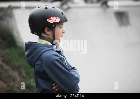 Moscou - 15 MAI 2016 : concours de skate de rue par Levi's et Traektoriya boardshop. Équitation patineurs skate park béton Sadovniki Banque D'Images