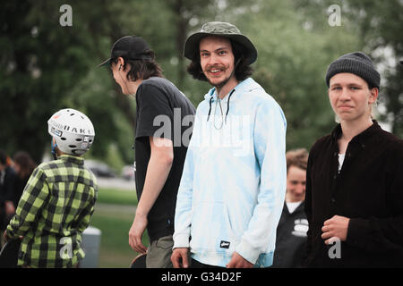 Moscou - 15 MAI 2016 : concours de skate de rue par Levi's et Traektoriya boardshop. Équitation patineurs skate park béton Sadovniki Banque D'Images