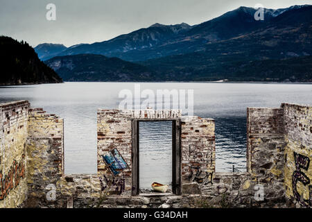 Abandonnée ; au-delà de la nécessité de réparer l'ancien bâtiment délabré près de Upper Lake Kootney dans Kaslo British Columbia, avec des graffitis. Banque D'Images