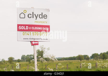 Vendus à la date de clôture agent immobilier à vendre bord illustrant le système d'achat maison écossaise qui diffère du reste du Royaume-Uni Banque D'Images