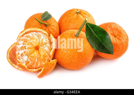 Tangerines fraîches et des fruits épluchés sur fond blanc. Banque D'Images