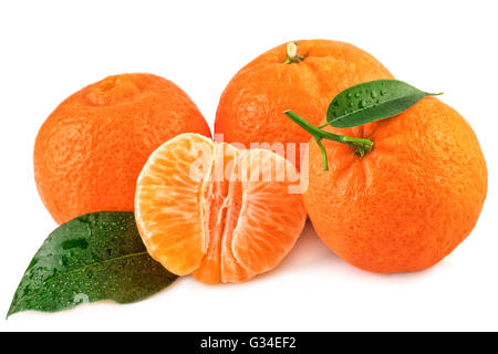Mandarines fruits biologiques avec des feuilles isolées sur fond blanc. Banque D'Images
