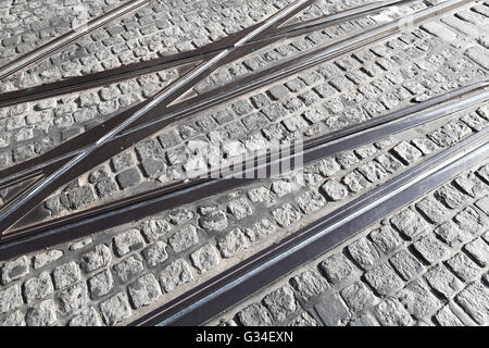 Intersection des rails du tramway sur chaussée de pierre grise Banque D'Images