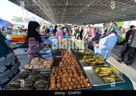 Bandar Seri Begawan, Brunei. 7 juin, 2016. Les gens achètent de la nourriture à un marché du centre-ville de Ramadan à Banda Seri Begawan, capitale de Brunei, le 7 juin 2016. © Jeffrey Wong/Xinhua/Alamy Live News Banque D'Images