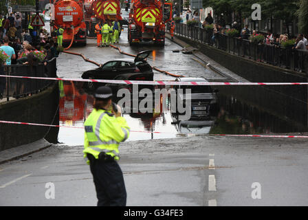 Wallington, Surrey, UK. 7 juin 2016. Trois personnes ont été piégées dans les voitures après qu'ils ont été immergés dans l'eau à la suite des inondations dans le sud-est de Londres. London Fire Brigade a déclaré qu'il a aidé une personne à sortir de leur voiture pendant que deux autres personnes avaient réussi à s'échapper avant que les pompiers sont arrivés sur les lieux sur Manor Road, Wallington. Il a déclaré que la route près de la gare était sous deux Wallington mètres ( de l'eau d'inondation. Les crues éclair a également affecté le mont Albert et Croydon. Les pétroliers massifs ont été portées en pour nettoyer la zone après l'inondation. Credit : uknip/Alamy Live News Banque D'Images