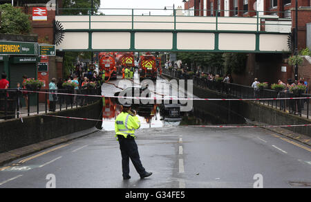 Wallington, Surrey, UK. 7 juin 2016. Trois personnes ont été piégées dans les voitures après qu'ils ont été immergés dans l'eau à la suite des inondations dans le sud-est de Londres. London Fire Brigade a déclaré qu'il a aidé une personne à sortir de leur voiture pendant que deux autres personnes avaient réussi à s'échapper avant que les pompiers sont arrivés sur les lieux sur Manor Road, Wallington. Il a déclaré que la route près de la gare était sous deux Wallington mètres ( de l'eau d'inondation. Les crues éclair a également affecté le mont Albert et Croydon. Les pétroliers massifs ont été portées en pour nettoyer la zone après l'inondation. Credit : uknip/Alamy Live News Banque D'Images