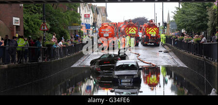 Wallington, Surrey, UK. 7 juin 2016. Trois personnes ont été piégées dans les voitures après qu'ils ont été immergés dans l'eau à la suite des inondations dans le sud-est de Londres. London Fire Brigade a déclaré qu'il a aidé une personne à sortir de leur voiture pendant que deux autres personnes avaient réussi à s'échapper avant que les pompiers sont arrivés sur les lieux sur Manor Road, Wallington. Il a déclaré que la route près de la gare était sous deux Wallington mètres ( de l'eau d'inondation. Les crues éclair a également affecté le mont Albert et Croydon. Les pétroliers massifs ont été portées en pour nettoyer la zone après l'inondation. Credit : uknip/Alamy Live News Banque D'Images