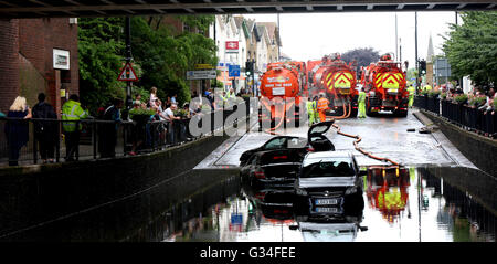 Wallington, Surrey, UK. 7 juin 2016. Trois personnes ont été piégées dans les voitures après qu'ils ont été immergés dans l'eau à la suite des inondations dans le sud-est de Londres. London Fire Brigade a déclaré qu'il a aidé une personne à sortir de leur voiture pendant que deux autres personnes avaient réussi à s'échapper avant que les pompiers sont arrivés sur les lieux sur Manor Road, Wallington. Il a déclaré que la route près de la gare était sous deux Wallington mètres ( de l'eau d'inondation. Les crues éclair a également affecté le mont Albert et Croydon. Les pétroliers massifs ont été portées en pour nettoyer la zone après l'inondation. Credit : uknip/Alamy Live News Banque D'Images