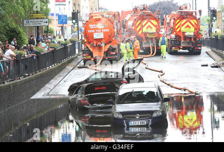 Wallington, Surrey, UK. 7 juin 2016. Trois personnes ont été piégées dans les voitures après qu'ils ont été immergés dans l'eau à la suite des inondations dans le sud-est de Londres. London Fire Brigade a déclaré qu'il a aidé une personne à sortir de leur voiture pendant que deux autres personnes avaient réussi à s'échapper avant que les pompiers sont arrivés sur les lieux sur Manor Road, Wallington. Il a déclaré que la route près de la gare était sous deux Wallington mètres ( de l'eau d'inondation. Les crues éclair a également affecté le mont Albert et Croydon. Les pétroliers massifs ont été portées en pour nettoyer la zone après l'inondation. Credit : uknip/Alamy Live News Banque D'Images