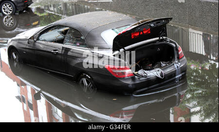 Wallington, Surrey, UK. 7 juin 2016. Trois personnes ont été piégées dans les voitures après qu'ils ont été immergés dans l'eau à la suite des inondations dans le sud-est de Londres. London Fire Brigade a déclaré qu'il a aidé une personne à sortir de leur voiture pendant que deux autres personnes avaient réussi à s'échapper avant que les pompiers sont arrivés sur les lieux sur Manor Road, Wallington. Il a déclaré que la route près de la gare était sous deux Wallington mètres ( de l'eau d'inondation. Les crues éclair a également affecté le mont Albert et Croydon. Les pétroliers massifs ont été portées en pour nettoyer la zone après l'inondation. Credit : uknip/Alamy Live News Banque D'Images