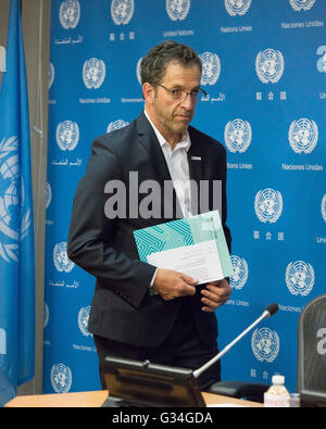 New York, États-Unis. 07Th Juin, 2016. Kenneth Cole arrive à la salle des conférences de presse pour l'annonce. À la veille du début de l'Assemblée générale des Nations Unies réunion de haut niveau sur la crise mondiale du SIDA/VIH, le Directeur exécutif de l'ONUSIDA Michel Sidibé a tenu une conférence de presse au siège DES NATIONS UNIES, New York, NY, USA d'annoncer la nomination de Fashion designer Kenneth Cole pour le rôle d'ambassadeur de bonne volonté pour l'ONUSIDA International. © Albin Lohr-Jones/Pacific Press/Alamy Live News Banque D'Images