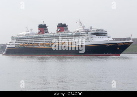 7 juin 2016. South Shields, UK Disney's Magic Cruise Ship sails sur la Tyne après ses passagers ont passé la journée à visiter les monuments locaux. Crédit : Dan Cooke/Alamy Live News Banque D'Images