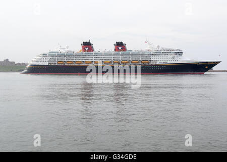 7 juin 2016. South Shields, UK Disney's Magic Cruise Ship sails sur la Tyne après ses passagers ont passé la journée à visiter les monuments locaux. Crédit : Dan Cooke/Alamy Live News Banque D'Images