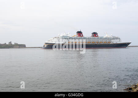 7 juin 2016. South Shields, UK Disney's Magic Cruise Ship sails sur la Tyne après ses passagers ont passé la journée à visiter les monuments locaux. Crédit : Dan Cooke/Alamy Live News Banque D'Images