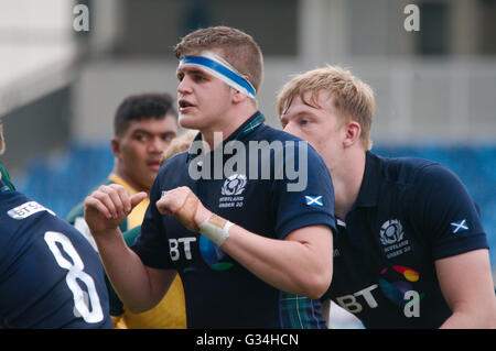 Salford, Royaume-Uni. 7 juin, 2016. Scott Cummings, capitaine de l'Écosse, se préparant à sauter sur une ligne contre l'Australie dans le groupe match du Monde Rugby U20 Championship 2016 au stade A J Bell. Crédit : Colin Edwards / Alamy Live News Banque D'Images