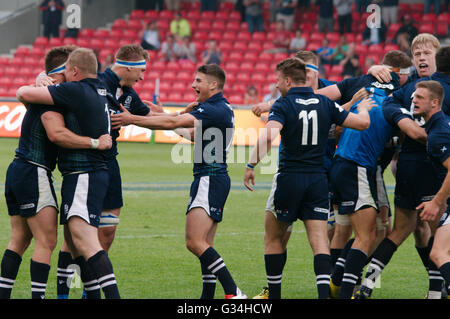 Salford, Royaume-Uni. 7 juin, 2016. Joueurs de l'Ecosse à célébrer leur victoire contre l'Australie dans le groupe match du Monde Rugby U20 Championship 2016 au stade A J Bell. Crédit : Colin Edwards / Alamy Live News Banque D'Images