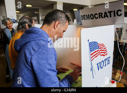 Los Angeles, USA. 7 juin, 2016. Un électeur dépose son vote au cours de l'élection présidentielle élection primaire à Santa Monica City Hall à Santa Monica, Californie, États-Unis, le 7 juin 2016. © Zhao Hanrong/Xinhua/Alamy Live News Banque D'Images