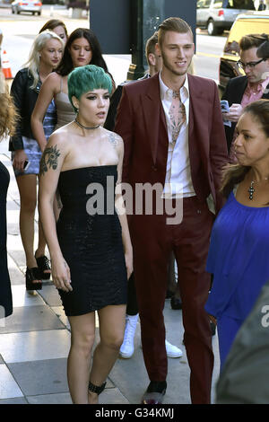 Ashley Nicolette Frangipane / Halsey et Richard Colson Baker / Machine Gun Kelly pour assister à la première du spectacle 'Roadies' au théâtre à l'hôtel Ace 06 juin 2016, à Los Angeles, Californie. | Verwendung weltweit Banque D'Images