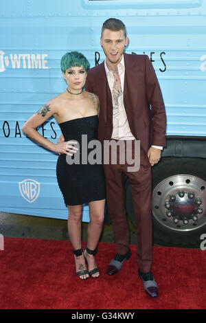 Ashley Nicolette Frangipane / Halsey et Richard Colson Baker / Machine Gun Kelly pour assister à la première du spectacle 'Roadies' au théâtre à l'hôtel Ace 06 juin 2016, à Los Angeles, Californie. | Verwendung weltweit Banque D'Images