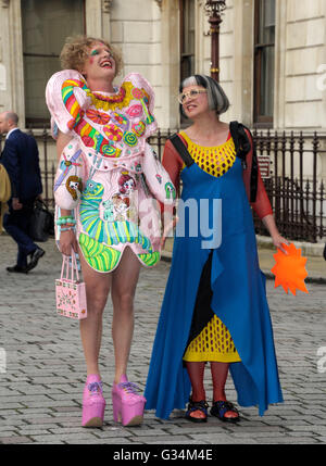 Londres, Royaume-Uni. 7 juin, 2016. Grayson Perry participant à la Royal Academy of Arts Exposition d'été 2016 de Burlington House Piccadilly Londres. Crédit : Peter Phillips/Alamy Live News Banque D'Images