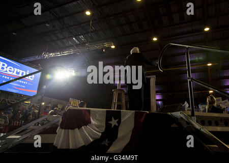 Santa Monica, Californie, USA. 7 juin, 2016. 2016 Le candidat démocrate BERNIE SANDERS promet de continuer sa lutte à la Convention démocrate de Philadelphie au cours d'une soirée électorale rassemblement à Santa Monica. Les résultats complets de la Californie primaire sont encore incertaines. Credit : Mariel Calloway/ZUMA/Alamy Fil Live News Banque D'Images