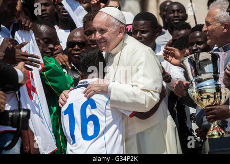 Cité du Vatican, Vatican. Le 08 juin, 2016. Le pape François en étreignant un garçon qu'il rencontre avec les migrants de l'association San Francesco de Sienne lors de son audience générale hebdomadaire sur la Place Saint Pierre dans la Cité du Vatican, Vatican le 08 juin 2016. Premier miracle de Jésus, à la fête de mariage de Cana, a été au centre du Pape François" la catéchèse au cours de l'Audience générale. © Giuseppe Ciccia/Pacific Press/Alamy Live News Banque D'Images