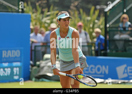 Centre de tennis de Nottingham, Nottingham, Royaume-Uni. Le 08 juin, 2016. Aegon WTA Nottingham Open Day 5. Anna Tatishvili des États-unis servant contre Karolina Pliskova de République tchèque : Action Crédit Plus Sport/Alamy Live News Banque D'Images