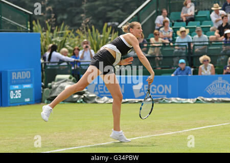 Centre de tennis de Nottingham, Nottingham, Royaume-Uni. Le 08 juin, 2016. Aegon WTA Nottingham Open Day 5. Karolina Pliskova de tchèque République servant à Anna Tatishvili des USA : Action Crédit Plus Sport/Alamy Live News Banque D'Images