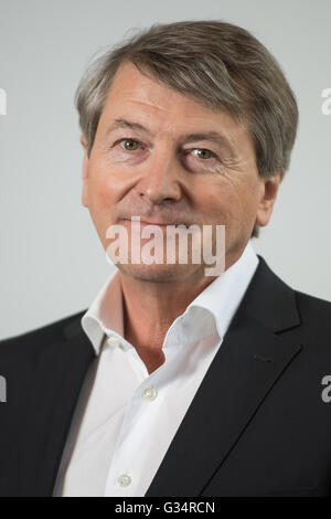 Hambourg, Allemagne. 25 mai, 2016. Chef de groupe sortant Otto Schrader Hans-Otto pose à une conférence de presse sur les résultats de l'allemand de la vente par correspondance et de e-commerce company à Hambourg, Allemagne, 25 mai 2016. Alexander Birken est de réussir en tant que CEO Schrader à partir 01 janvier 2017. Photo : Lukas SCHULZE/dpa/Alamy Live News Banque D'Images