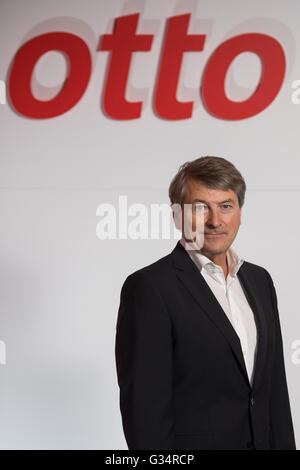 Hambourg, Allemagne. 25 mai, 2016. Chef de groupe sortant Otto Schrader Hans-Otto pose à une conférence de presse sur les résultats de l'allemand de la vente par correspondance et de e-commerce company à Hambourg, Allemagne, 25 mai 2016. Alexander Birken est de réussir en tant que CEO Schrader à partir 01 janvier 2017. Photo : Lukas SCHULZE/dpa/Alamy Live News Banque D'Images