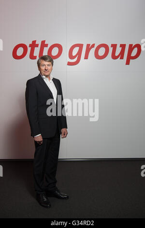 Hambourg, Allemagne. 25 mai, 2016. Chef de groupe sortant Otto Schrader Hans-Otto pose à une conférence de presse sur les résultats de l'allemand de la vente par correspondance et de e-commerce company à Hambourg, Allemagne, 25 mai 2016. Alexander Birken est de réussir en tant que CEO Schrader à partir 01 janvier 2017. Photo : Lukas SCHULZE/dpa/Alamy Live News Banque D'Images