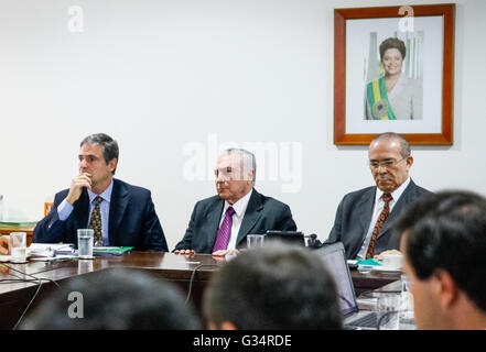 Brasilia, Brésil. 7 juin, 2016. Image fournie par la présidence par intérim du Brésil montre le président brésilien, Michel Temer (C), participant à une réunion sur les préparatifs de l'Jeux olympiques de Rio 2016, à Brasilia, Brésil, le 7 juin 2016. Le Gouvernement brésilien a dit mardi que rien n'empêche que les Jeux Olympiques et Paralympiques de Rio de Janeiro sera un succès, et a souligné l'importance d'organiser des Jeux Olympiques un bon devant les yeux de tout le monde. © Carolina Antunes/Présidence du Brésil/Xinhua/Alamy Live News Banque D'Images