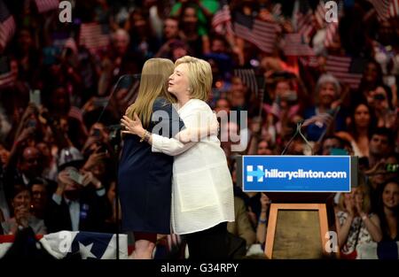 Brooklyn, NY, USA. 7 juin, 2016. Chelsea Clinton, Hillary Clinton en présence de Hillary Clinton nuit primaire Rally, Brooklyn Navy Yard, Brooklyn, NY, le 7 juin 2016. © Kristin Callahan/Everett Collection/Alamy Live News Banque D'Images