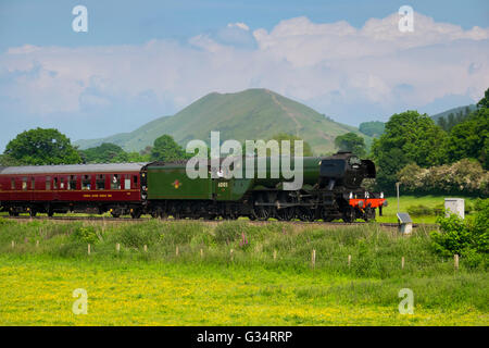 Flying Scotsman tire les cathédrales Express au-delà de la colline à travers l'Lawley Shropshire Hills à Church Stretton, Shropshire, England, UK. Banque D'Images