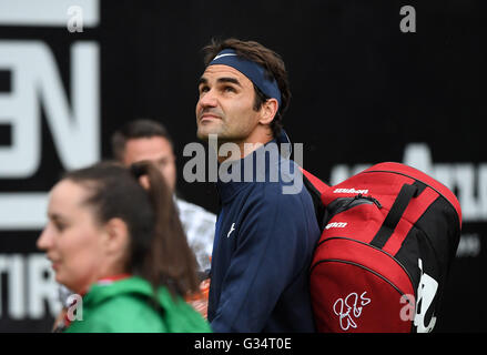 Stuttgart, Allemagne. Le 08 juin, 2016. Le suisse Roger Federer se tourne vers le ciel pendant qu'il marche hors du court en raison d'une rupture de la pluie au cours de son deuxième tour contre Taylor Fritz des USA à l'ATP tennis tournoi à Stuttgart, Allemagne, 08 juin 2016. Photo : MARIJAN MURAT/dpa/Alamy Live News Banque D'Images