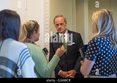 Washington DC, USA. Le 08 juin, 2016. Le sénateur américain Thomas Carper du Delaware s'adresse aux journalistes sur l'adoption de la réforme de la sécurité chimique à la suite d'une conférence de presse sur la colline du Capitole, le 8 juin 2016 à Washington, DC. La bipartisan a donné lieu à la réforme du jour 1976 Loi sur le contrôle des substances toxiques. Credit : Planetpix/Alamy Live News Banque D'Images