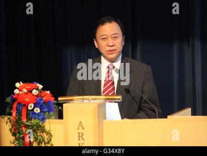 (160608) -- ROVANIEMI(Finlande), 8 juin 2016 (Xinhua) -- Lv Bin, Vice-administrateur de l'Administration océanique d'Etat chinois, donne un discours au cours du quatrième Colloque de la coopération arctique China-Nordic à Rovaniemi, Finlande, Juin 7, 2016. Les représentants chinois participant à un symposium en cours dans le nord de la Finlande a livré un message clair qu'ils sont prêts à travailler avec les intervenants pour atteindre l'objectif de construire une région de l'Arctique. Le quatrième Symposium de la coopération arctique China-Nordic a lieu cette semaine à Rovaniemi, la capitale de la Laponie finlandaise, une zone dans le grand nord Banque D'Images