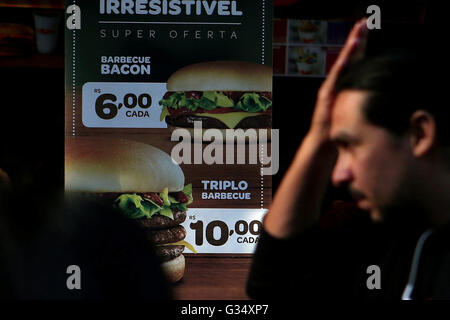 Sao Paulo, Brésil. 8 juin, 2016. Un homme passe devant un fast-food à Sao Paulo, Brésil, le 8 juin 2016. Étendue du Brésil Indice national des prix à la consommation (IPCA), l'indicateur de l'inflation du pays, changé de 0,78  % en mai et a dépassé l'indice d'avril par 0,17 points de pourcentage, l'Institut brésilien de géographie et statistique (IBGE) a annoncé mercredi. © Rahel Patrasso/Xinhua/Alamy Live News Banque D'Images