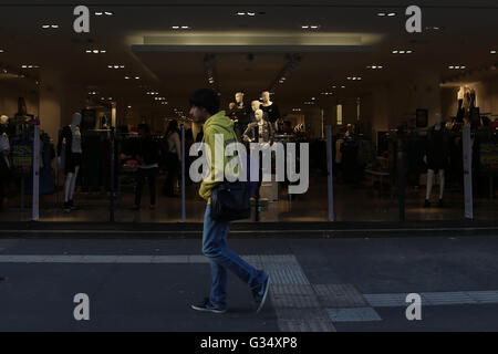 Sao Paulo, Brésil. 8 juin, 2016. Un homme passe devant un magasin à Sao Paulo, Brésil, le 8 juin 2016. Étendue du Brésil Indice national des prix à la consommation (IPCA), l'indicateur de l'inflation du pays, changé de 0,78  % en mai et a dépassé l'indice d'avril par 0,17 points de pourcentage, l'Institut brésilien de géographie et statistique (IBGE) a annoncé mercredi. © Rahel Patrasso/Xinhua/Alamy Live News Banque D'Images