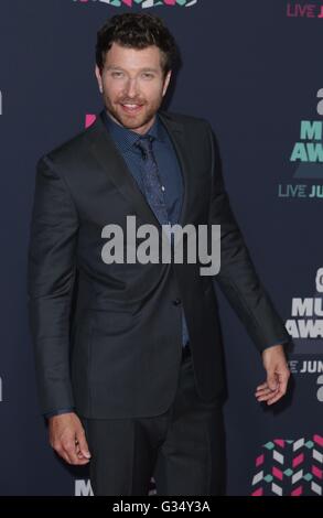 Nashville, Tennessee, USA. 8 juin, 2016. Brett Eldredge aux arrivées pour 2016 CMT Music Awards - Arrivals, Bridgestone Arena, Nashville, TN, 8 juin 2016. Credit : MORA/Everett Collection/Alamy Live News Banque D'Images