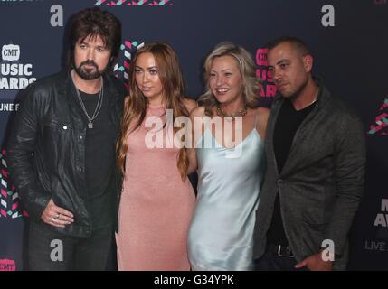 Nashville, Tennessee, USA. 8 juin, 2016. Brandi Cyrus, Billy Ray Cyrus, Joey Lauren Adams aux arrivées pour 2016 CMT Music Awards - Arrivals 2, Bridgestone Arena, Nashville, TN, 8 juin 2016. Credit : MORA/Everett Collection/Alamy Live News Banque D'Images