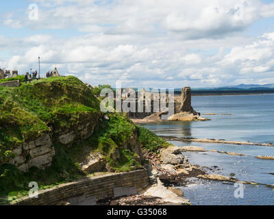 Les ruines pittoresques du Château de St Andrews Fife Ecosse sur un promontoire rocheux dominant une petite plage appelée château château de sables bitumineux d'Évêques St Andrews Banque D'Images