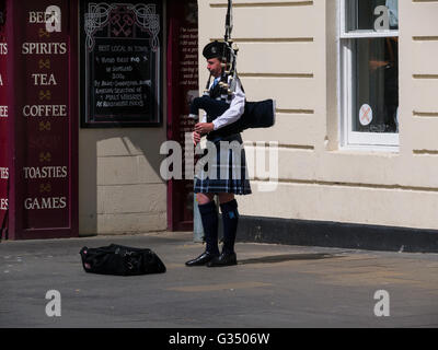 Piper écossais jouer de la cornemuse dans la rue de Burgh Royal de St Andrews Fife Ecosse en costume national jouant des airs écossais Banque D'Images