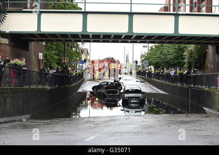 La suite d'une crue éclair dans Manor Road à Wallington, Surrey à la suite de pluies torrentielles. Banque D'Images