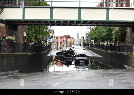 La suite d'une crue éclair dans Manor Road à Wallington, Surrey à la suite de pluies torrentielles. Banque D'Images