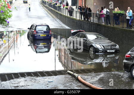 La suite d'une crue éclair dans Manor Road à Wallington, Surrey à la suite de pluies torrentielles. Banque D'Images