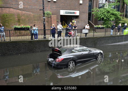 La suite d'une crue éclair dans Manor Road à Wallington, Surrey à la suite de pluies torrentielles. Banque D'Images