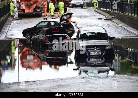 La suite d'une crue éclair dans Manor Road à Wallington, Surrey à la suite de pluies torrentielles. Banque D'Images